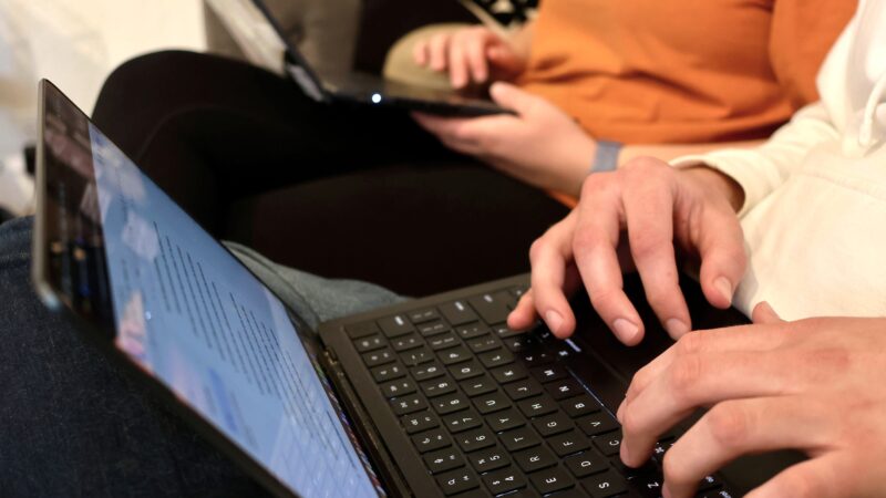Jovem e desempregado? Estudo mostra que home office pode ser mais problema que a IA