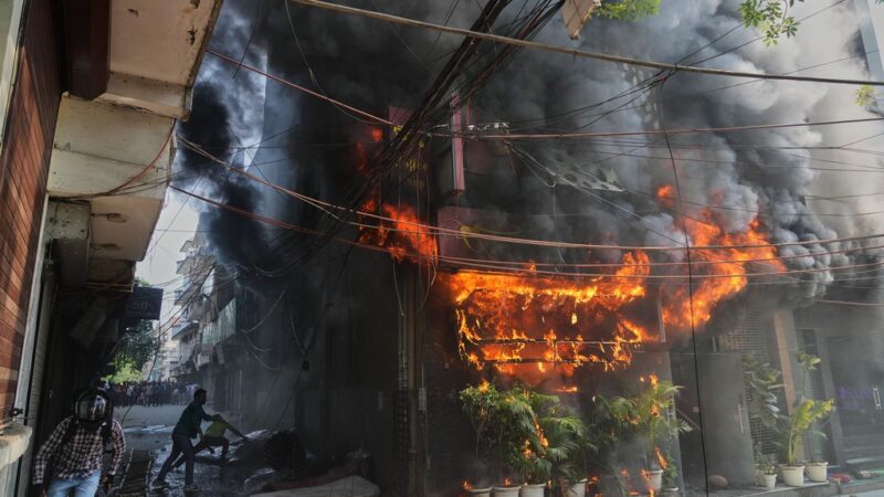 Incêndio em prédio de Nova Déli deixa 18 mortos