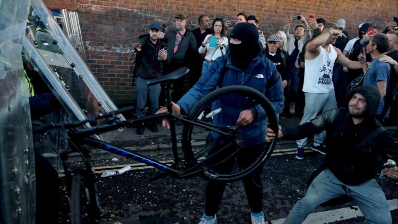 Primeiro-ministro britânico condena violência em protestos da extrema-direita contra atuação da polícia em caso de estudante esfaqueado