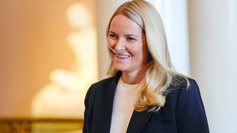 Princesa herdeira Mette-Marit da Noruega recebe transplante de pulmão