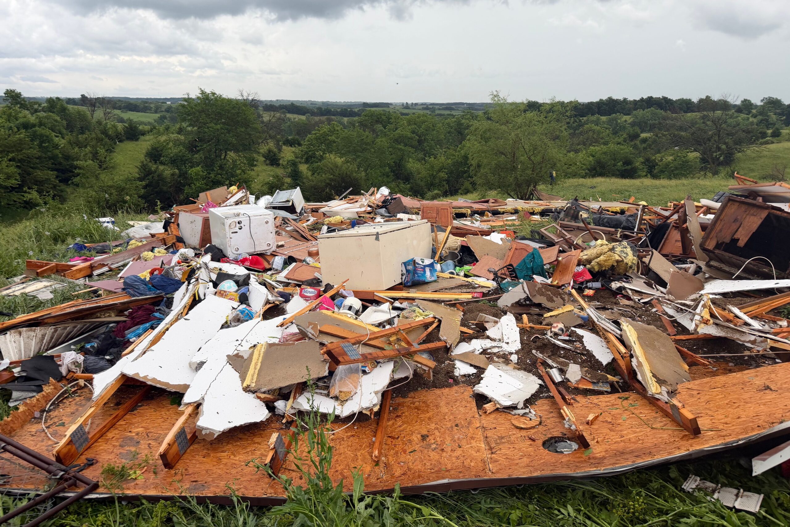Tornado destrói casas e postes no Meio-Oeste e Nordeste dos  EUA