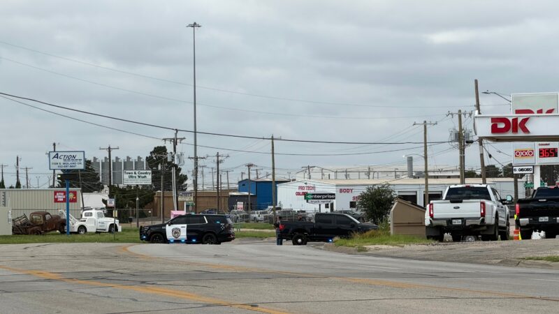 Ataque a tiros no Texas deixa morto e feridos; polícia e atirador entram em confronto