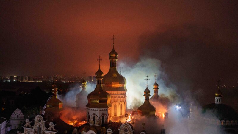 Ataque russo atinge mosteiro patrimônio histórico em Kyiv e deixa mortos; Ucrânia bombardeia pontes na Crimeia