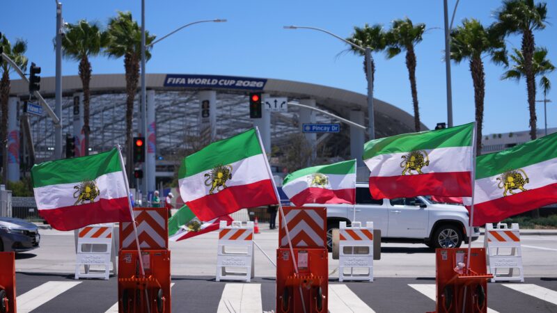 Iranianos contrários ao regime fazem protesto do lado de fora do estádio em Los Angeles antes de estreia de seleção do Irã