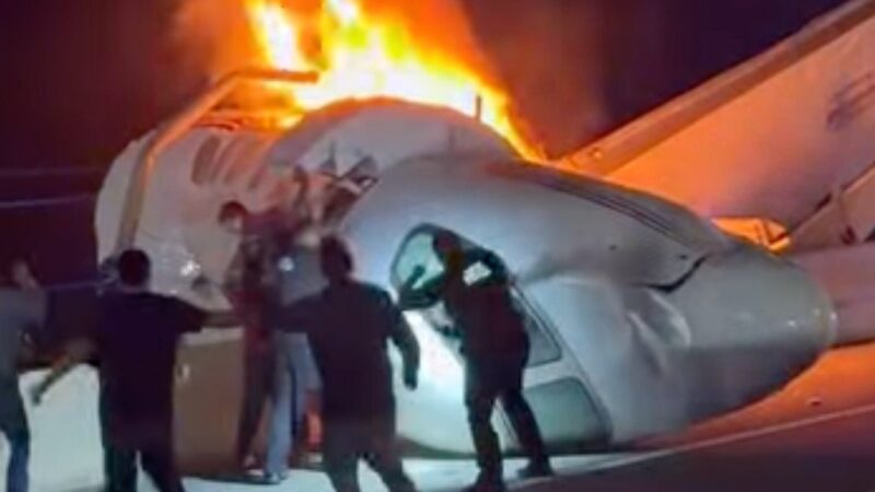 Avião pequeno cai em rodovia no Texas e deixa um morto nos EUA