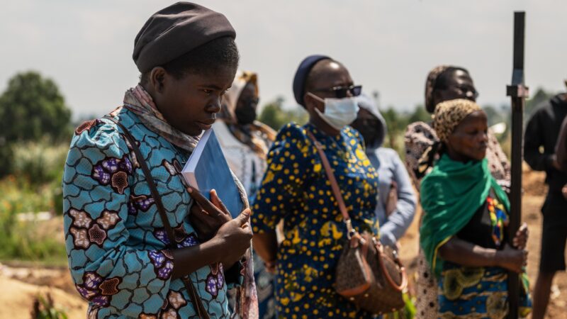 Bebê de 6 meses é enterrada após morrer de ebola em orfanato no Congo; surto já soma mais de 900 casos