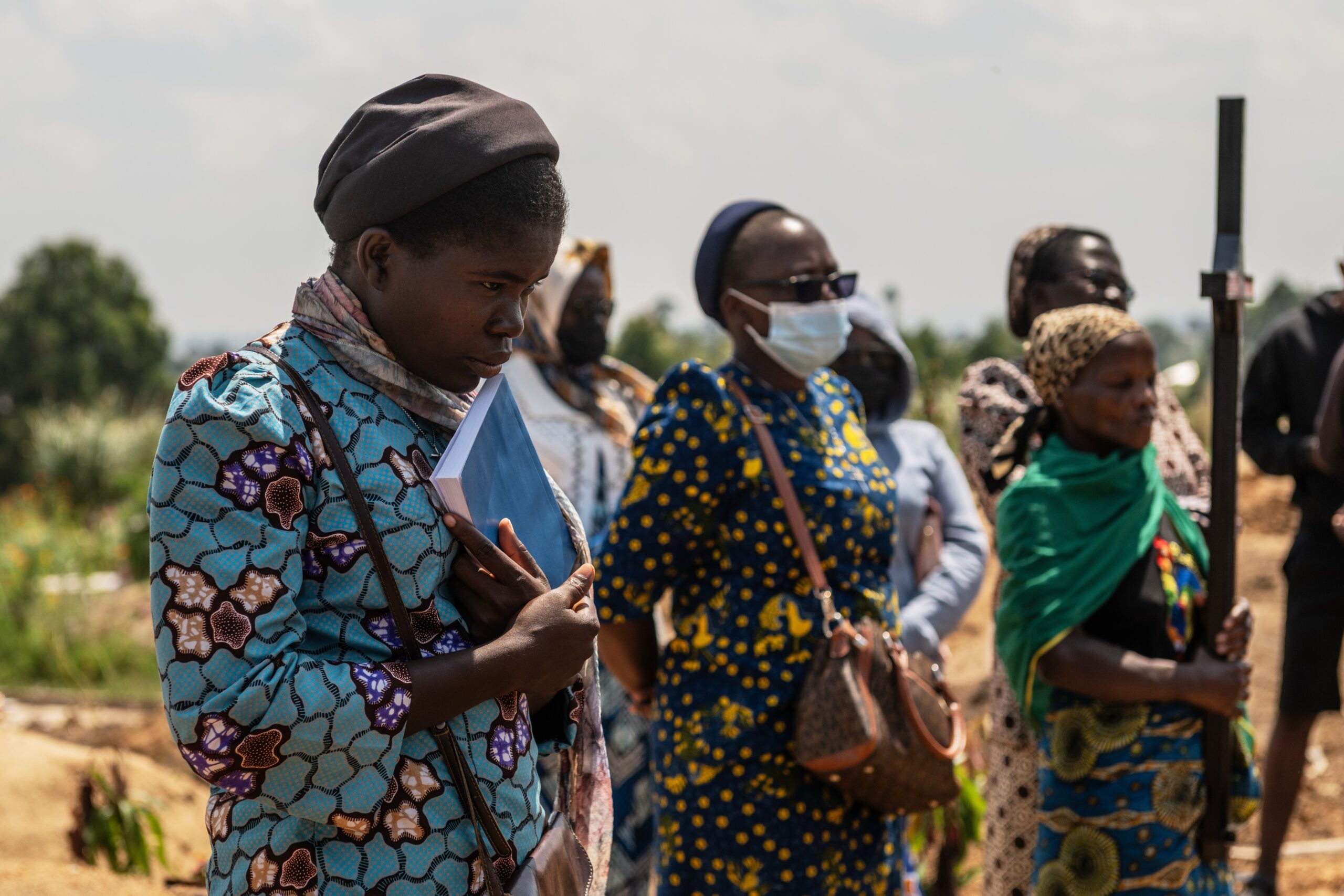 Bebê de 6 meses é enterrada após morrer de ebola em orfanato no Congo; surto já soma mais de 900 casos
