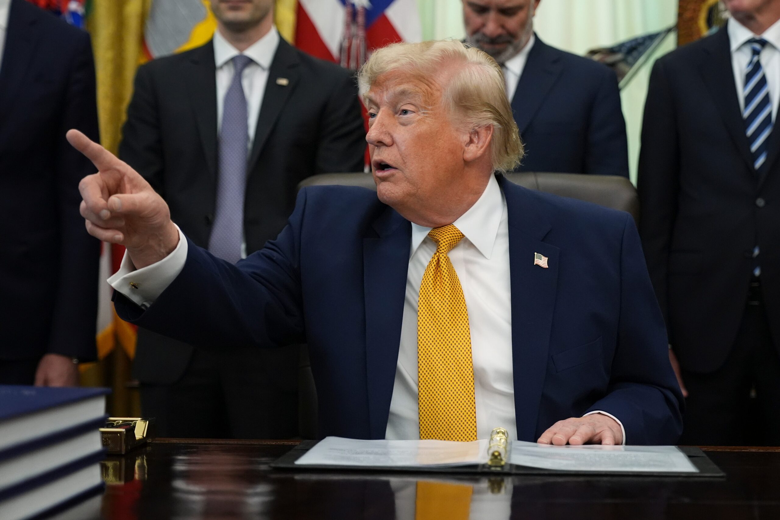 Trump ameaça tarifa de 100% a países que taxarem serviços digitais de empresas americanas