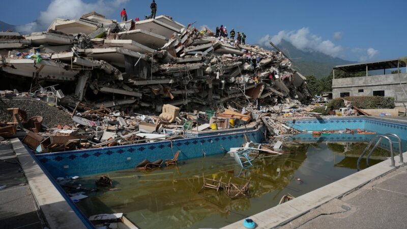Resgates na Venezuela chegam ao 3º dia após terremotos; veja fotos