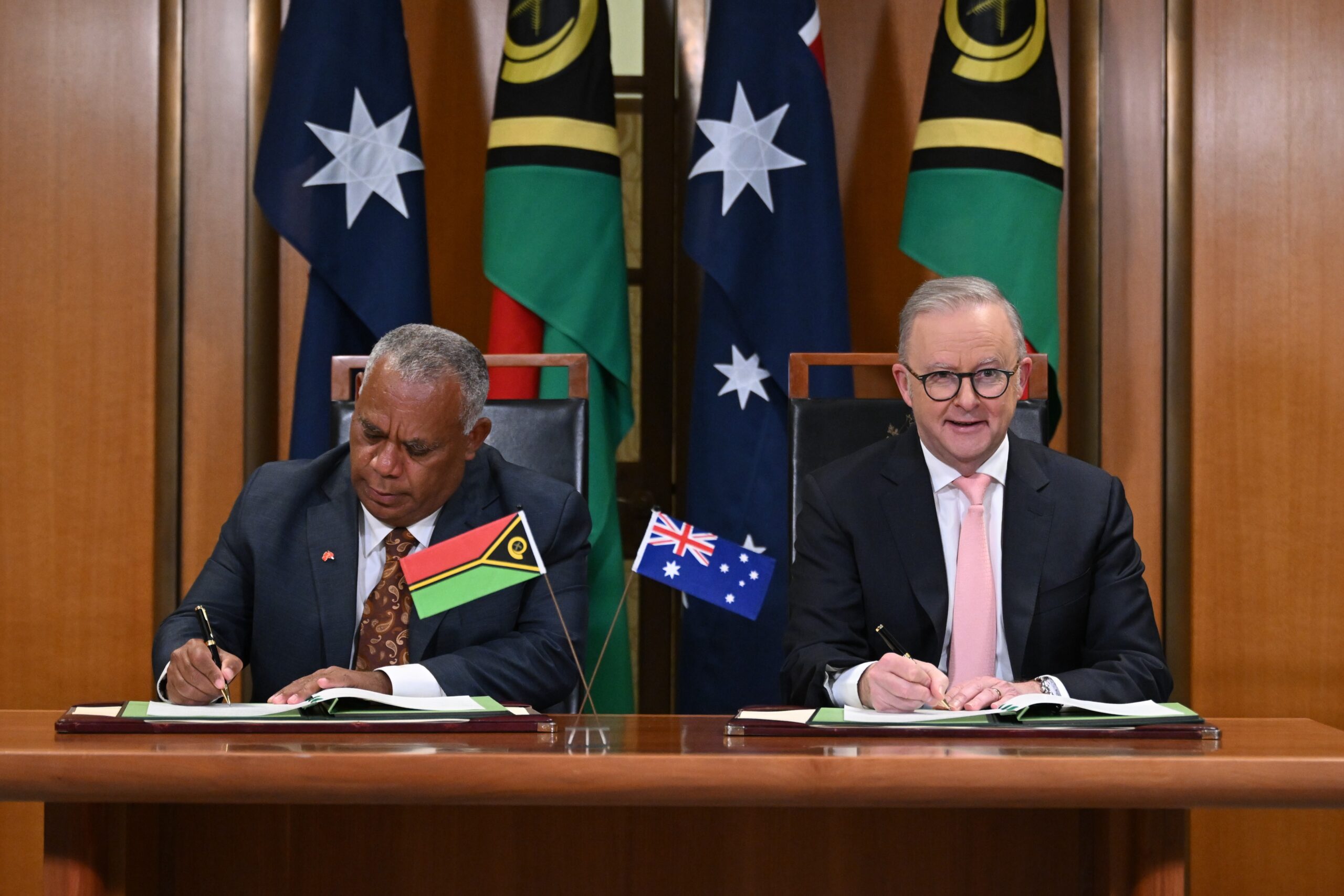 Austrália e Vanuatu assinam acordo que barra base militar da China