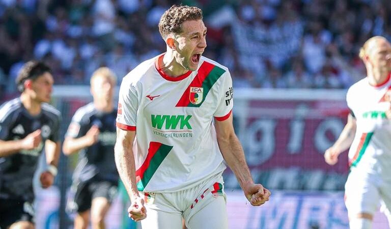 Vasco monitora mercado estrangeiro por zagueiro e faz consulta por Arthur Chaves, do Augsburg