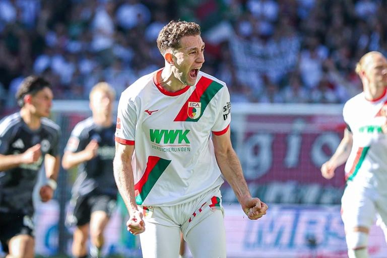 Vasco monitora mercado estrangeiro por zagueiro e faz consulta por Arthur Chaves, do Augsburg