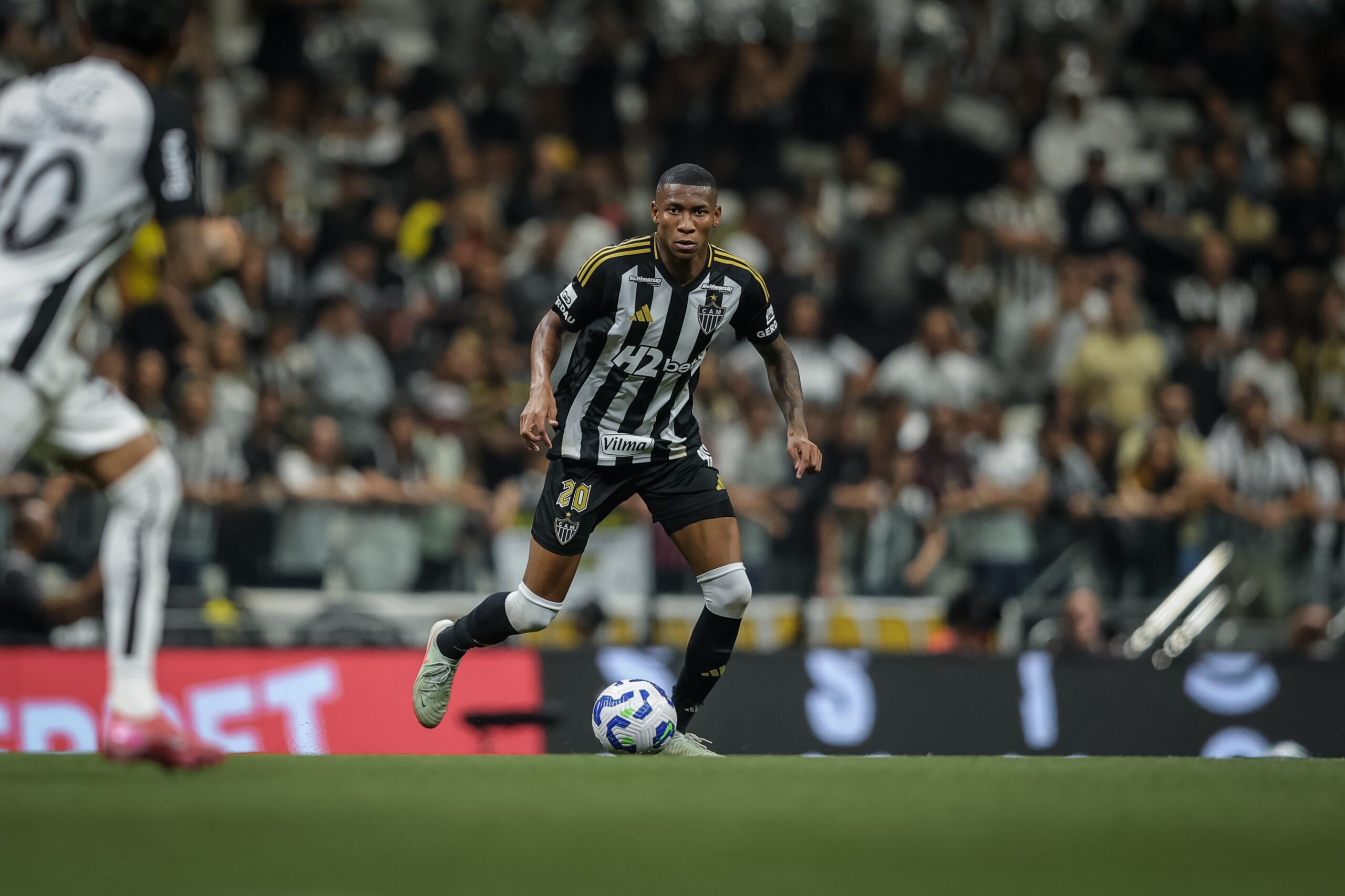 Há mais de um ano sem jogar, volante do Atlético-MG vive momento de incerteza na carreira
