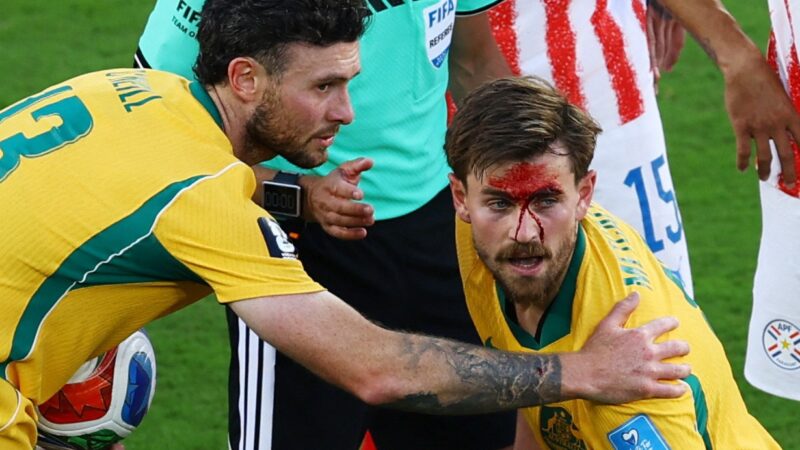 Baixa criatividade marca o empate que garante a Austrália na próxima fase
