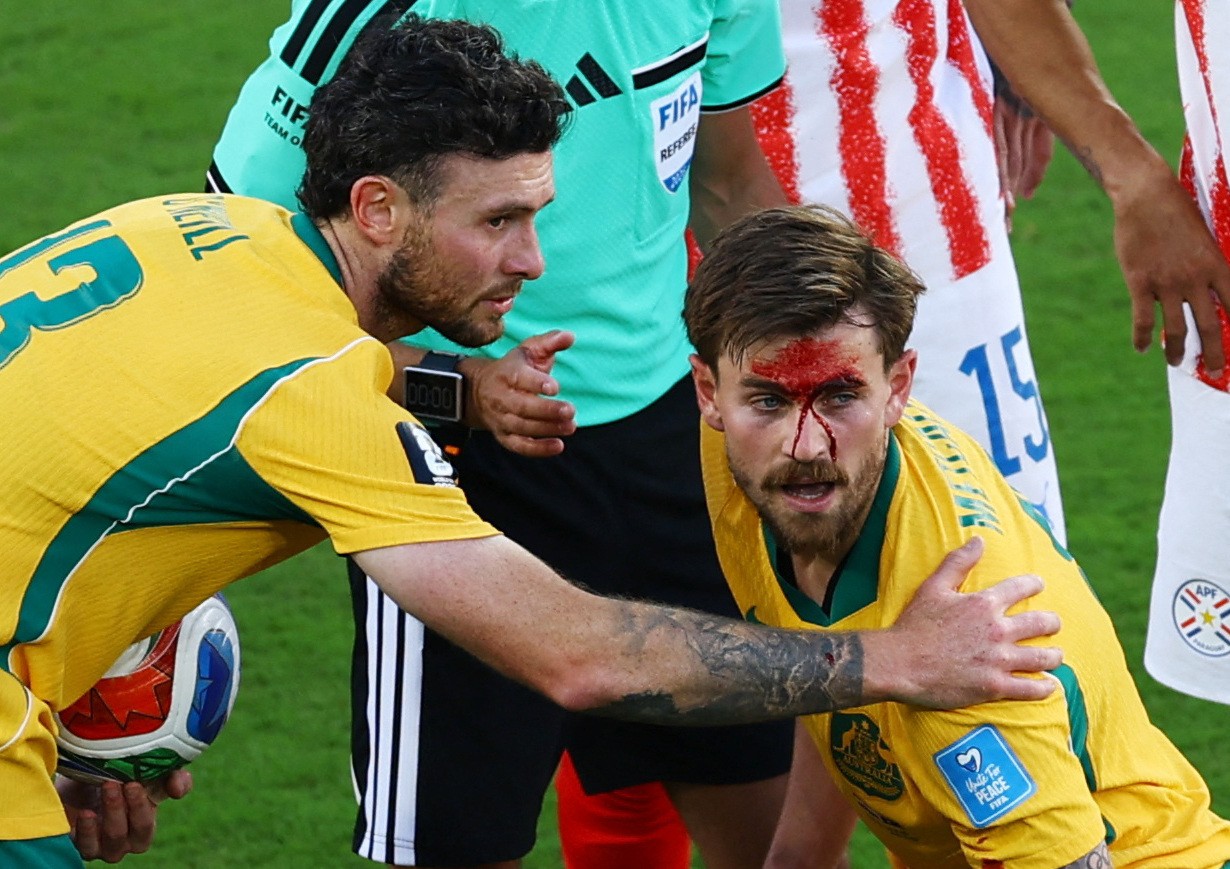 Baixa criatividade marca o empate que garante a Austrália na próxima fase