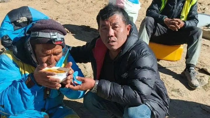 Comendo chocolate e mastigando gelo: o guia dado como morto no Everest contou à BBC como sobreviveu