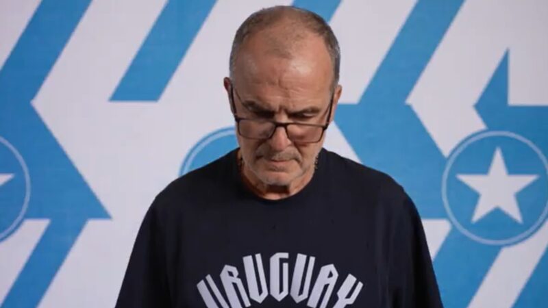Timidez? Marra? Técnico do Uruguai, Bielsa aparece olhando para baixo em material da Fifa