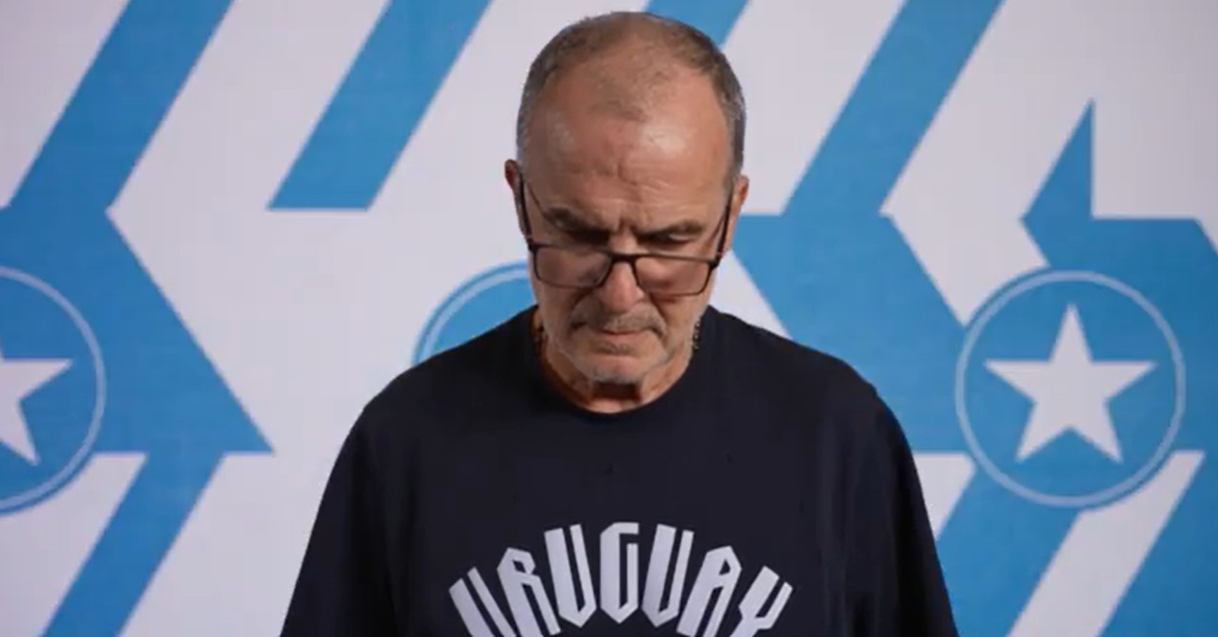 Timidez? Marra? Técnico do Uruguai, Bielsa aparece olhando para baixo em material da Fifa