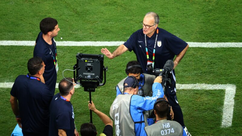 Bielsa se irrita em entrevista após eliminação do Uruguai e fala sobre mudança de goleiro no intervalo