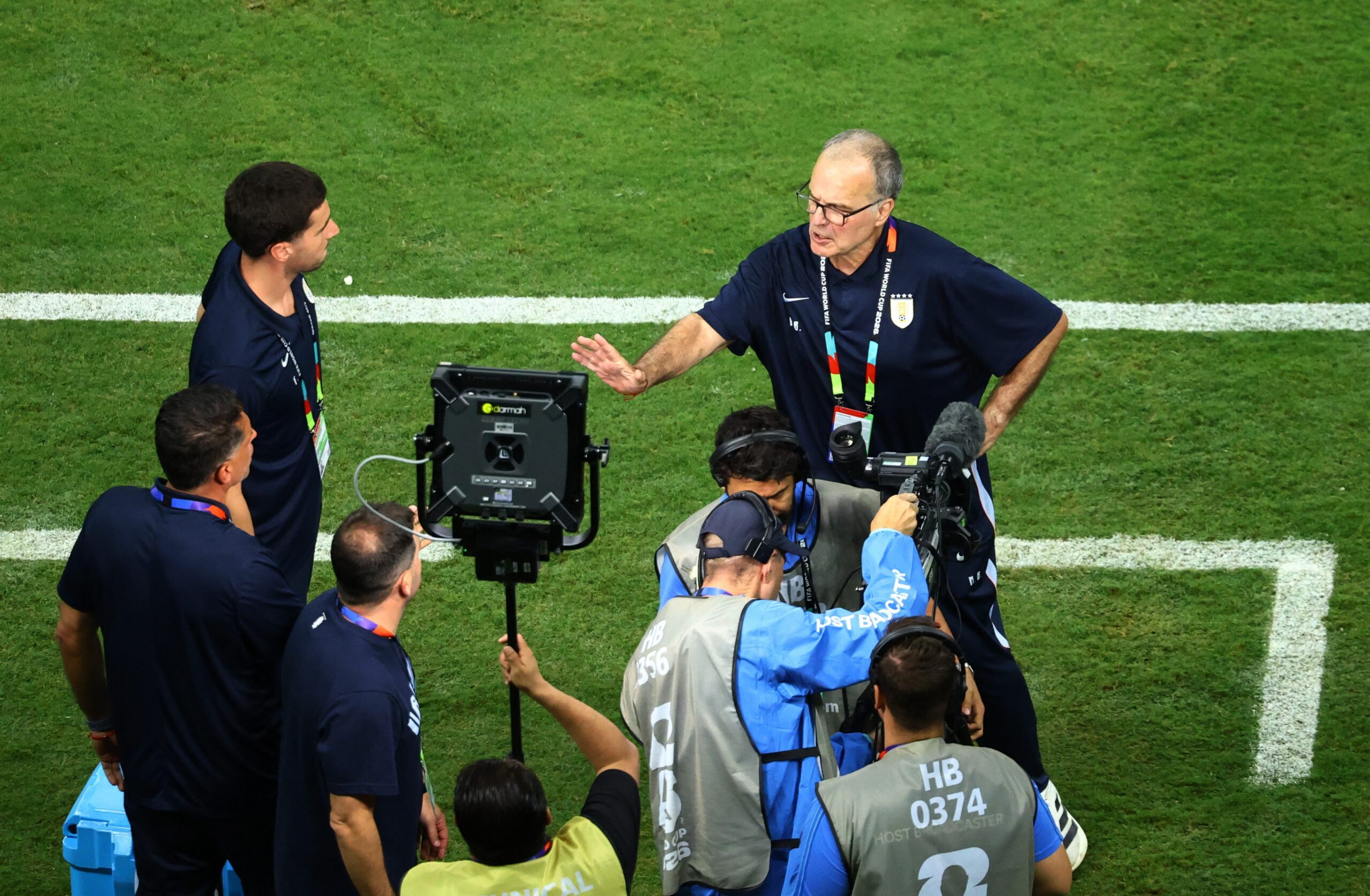 Bielsa se irrita em entrevista após eliminação do Uruguai e fala sobre mudança de goleiro no intervalo