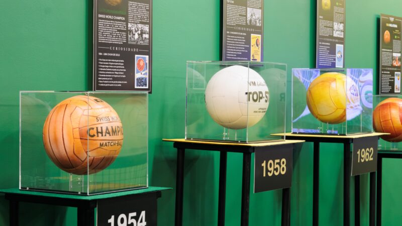 Exposição em Ribeirão Preto reúne bolas históricas das Copas e item autografado por Pelé