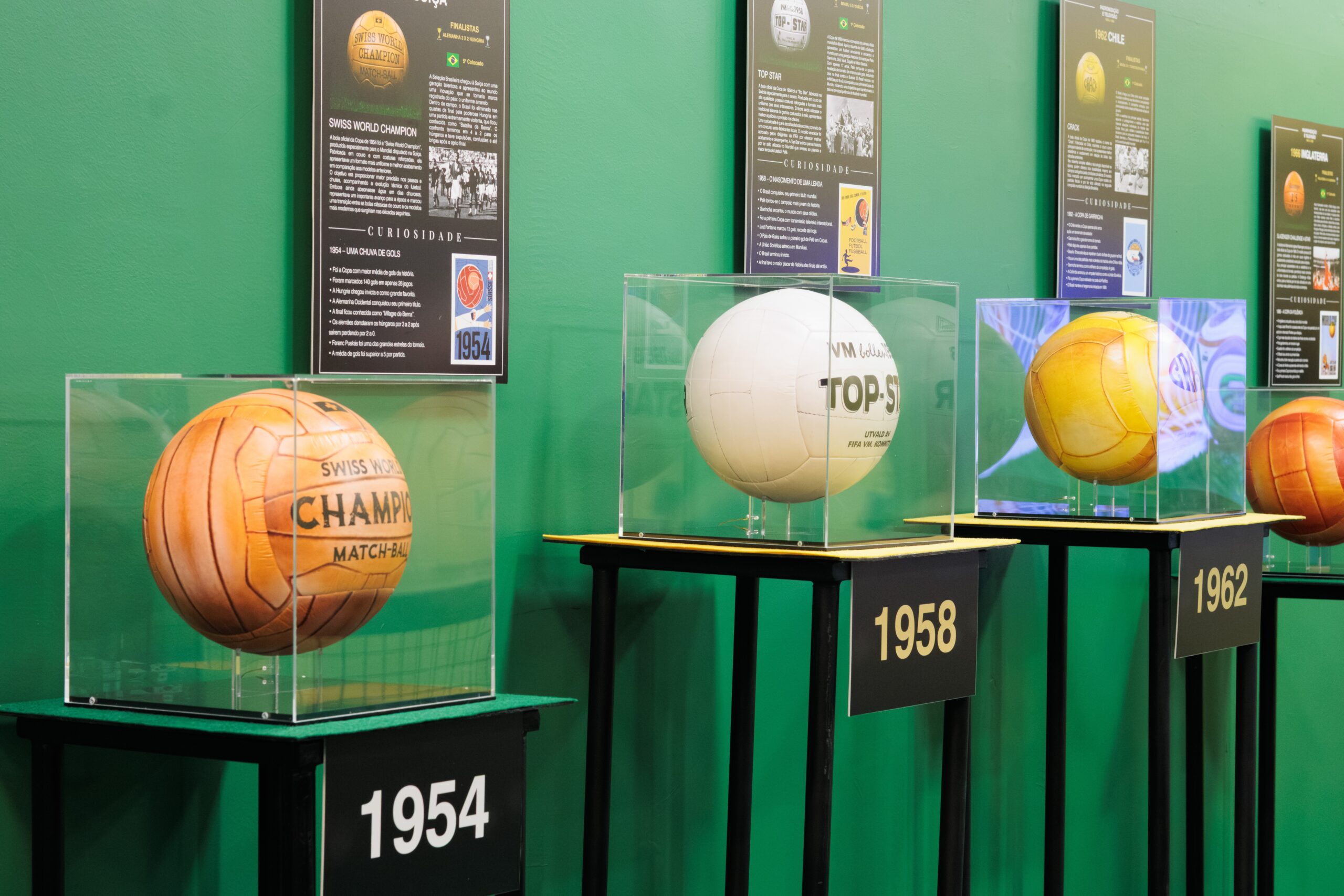 Exposição em Ribeirão Preto reúne bolas históricas das Copas e item autografado por Pelé