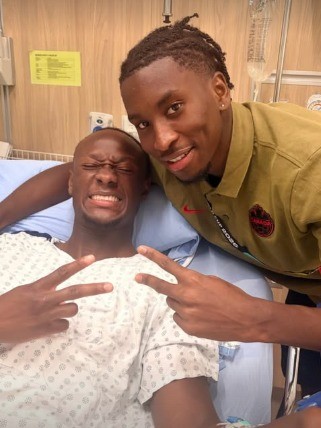 Jogador do Canadá que sofreu grave lesão na Copa do Mundo recebe visita no hospital
