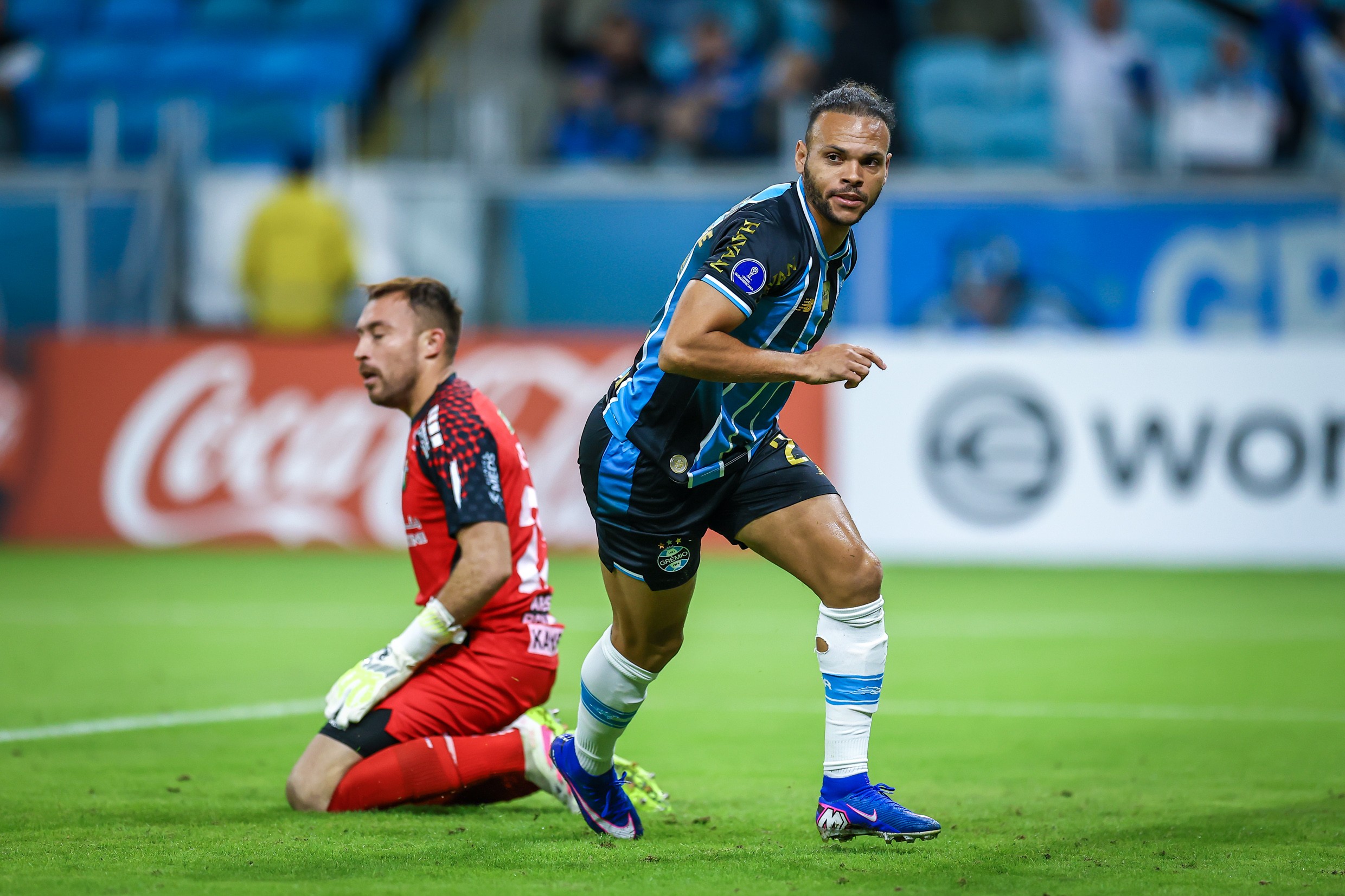 Braithwaite tem dia de comentarista em vitória da França e avalia objetivos do Grêmio