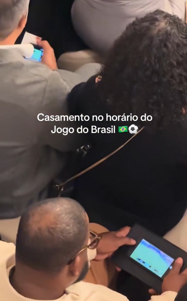 Noivos se divertem com vídeo viral de convidados vendo jogo do Brasil no casamento: “Nem ligamos”