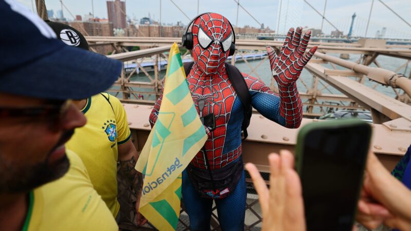 Homem-Aranha, batucada e troféu: brasileiros lotam Ponte do Brooklyn em Nova York