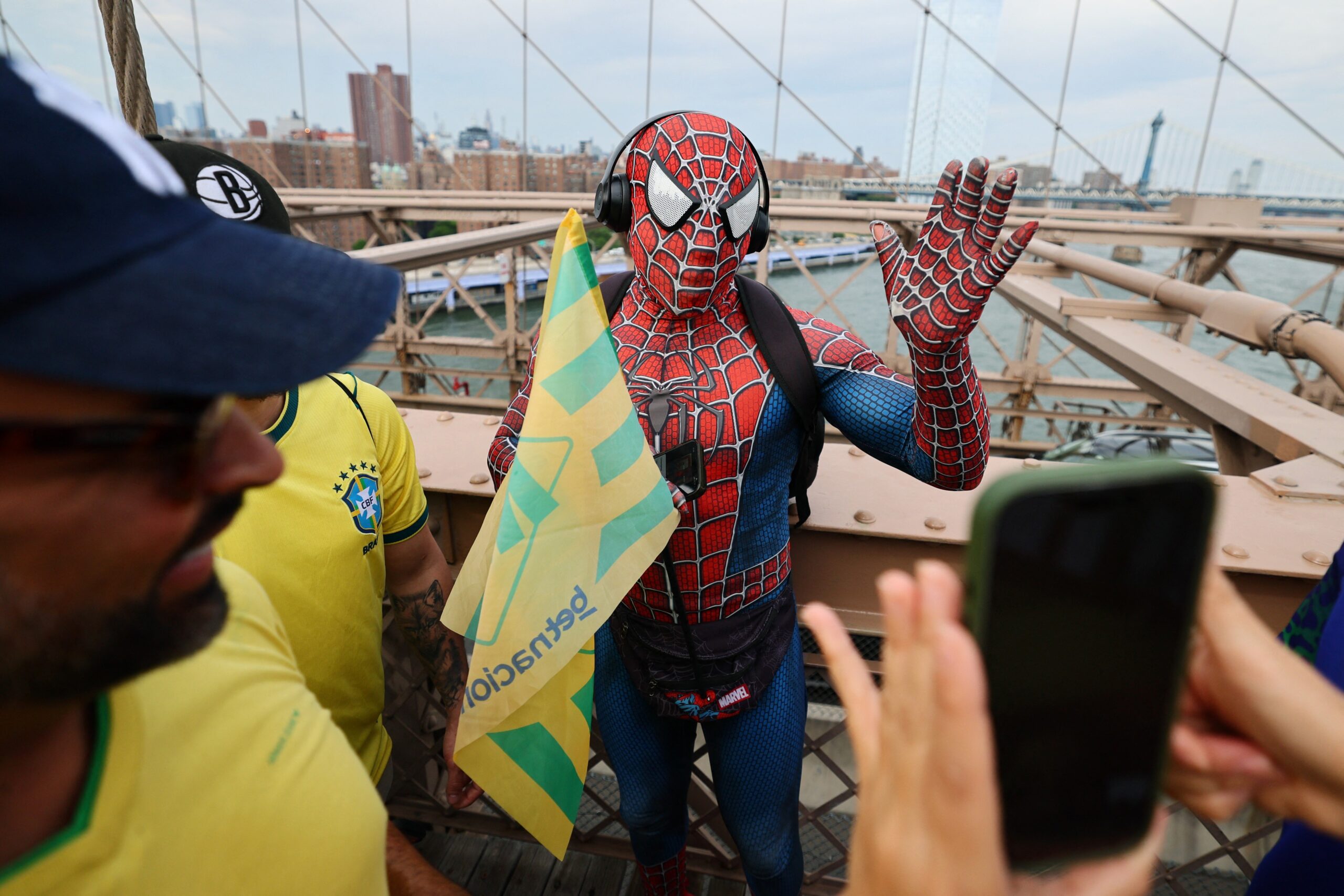 Homem-Aranha, batucada e troféu: brasileiros lotam Ponte do Brooklyn em Nova York