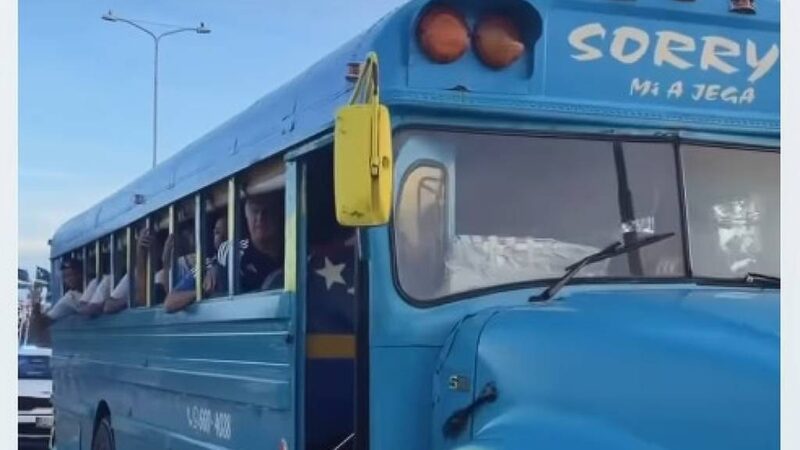 Carisma sobre rodas: delegação de Curaçao usa ônibus escolar antigo antes de amistoso; veja