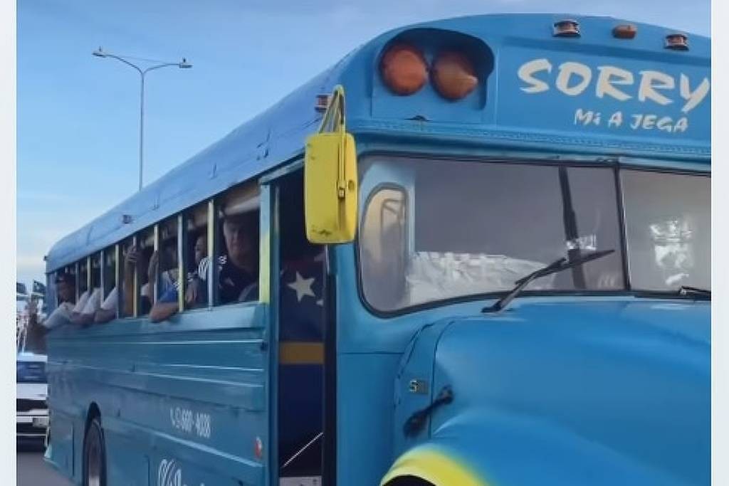 Carisma sobre rodas: delegação de Curaçao usa ônibus escolar antigo antes de amistoso; veja
