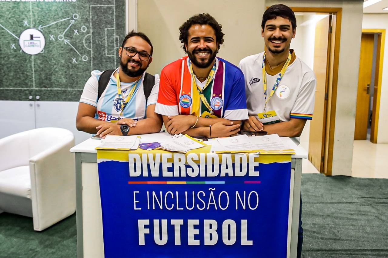 Canarinhos LGBT: conheça o coletivo de torcidas que luta por diversidade nos estádios