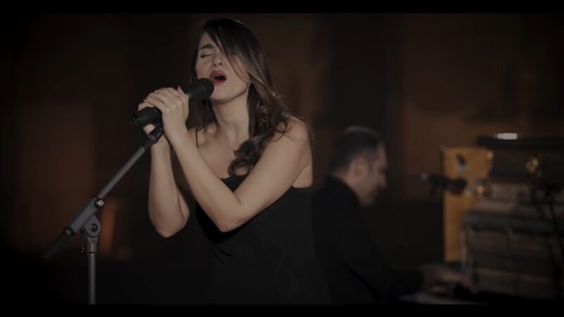 Cantora iraniana é condenada a mais de 70 chibatadas por se apresentar sem hijab em live