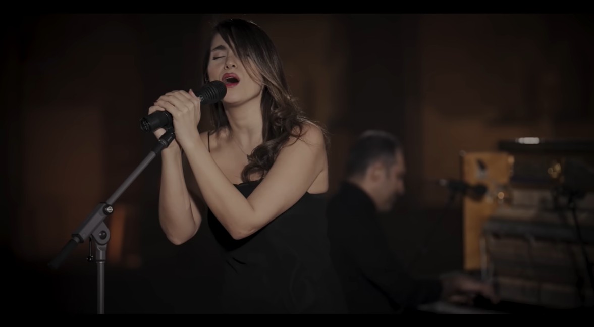Cantora iraniana é condenada a mais de 70 chibatadas por se apresentar sem hijab em live