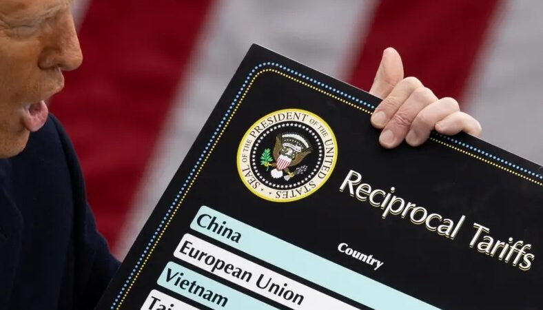 Justiça dos EUA mantém tarifa global de 10% de Trump em vigor