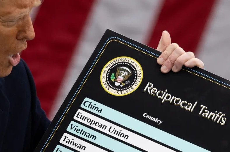 Justiça dos EUA mantém tarifa global de 10% de Trump em vigor