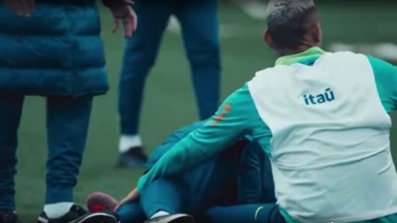 Tombo de Ancelotti após carrinho de Richarlison em treino da Seleção viraliza; veja