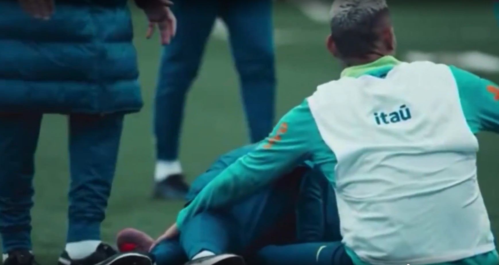 Tombo de Ancelotti após carrinho de Richarlison em treino da Seleção viraliza; veja