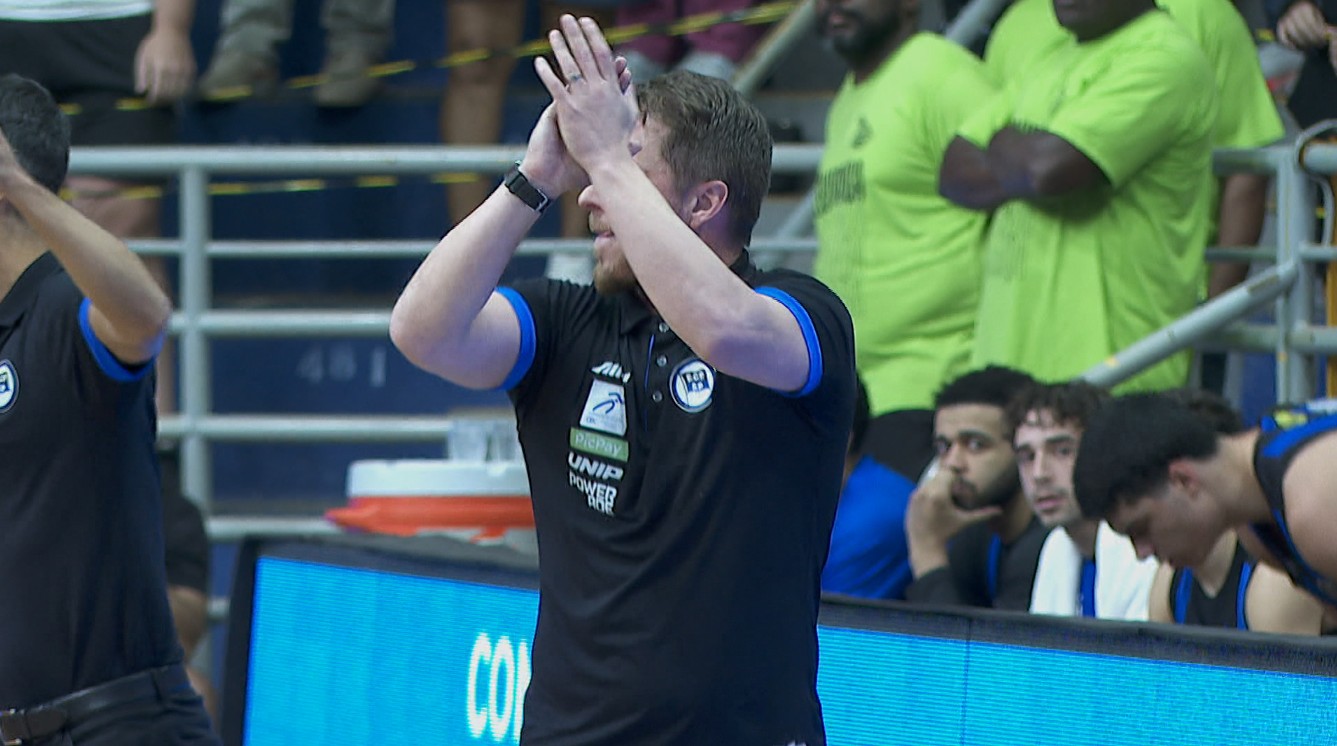 NBB: técnico ex-seleção aplaude arbitragem com ironia, é expulso e deixa final “escoltado” por rivais