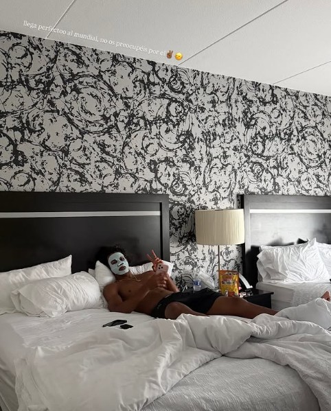 Namorada posta foto de Lamine Yamal de máscara facial na cama e garante: “Chega perfeito à Copa”