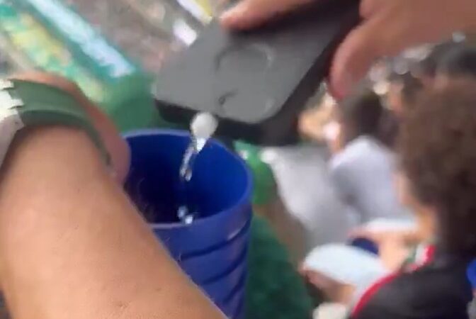 Torcedor leva bebida disfarçada para jogo da Copa e viraliza nas redes; veja vídeo