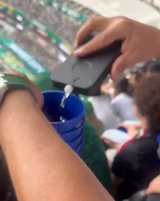 Torcedor leva bebida disfarçada para jogo da Copa e viraliza nas redes; veja vídeo