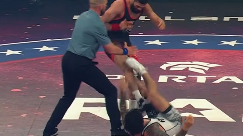 Ex-campeão do UFC chuta rival e causa briga generalizada em luta de wrestling; veja