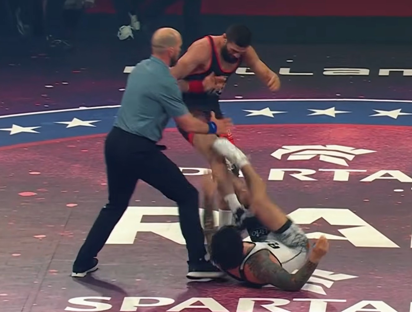 Ex-campeão do UFC chuta rival e causa briga generalizada em luta de wrestling; veja