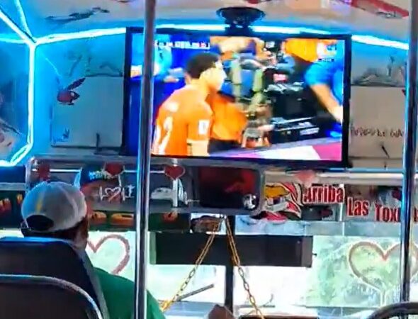 Motorista mexicano instala televisão em ônibus para assistir à Copa do Mundo e viraliza; veja vídeo