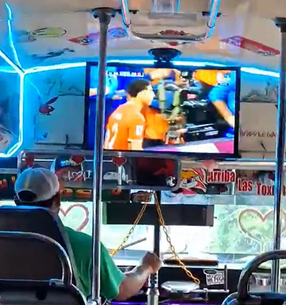 Motorista mexicano instala televisão em ônibus para assistir à Copa do Mundo e viraliza; veja vídeo