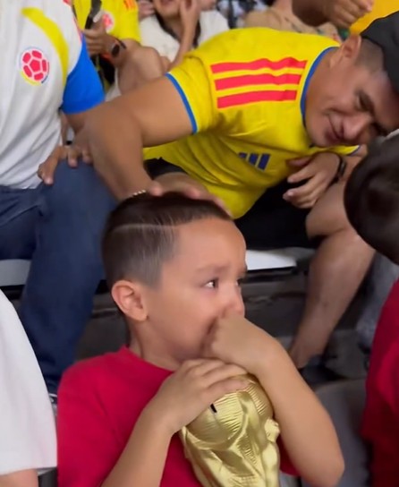 Criança uzbeque chora após gol, mas é consolada por colombianos; vídeo