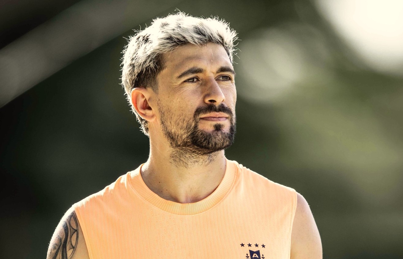 Arrascaeta aparece com uniforme de treino, e perfil da seleção do Uruguai brinca com mistério